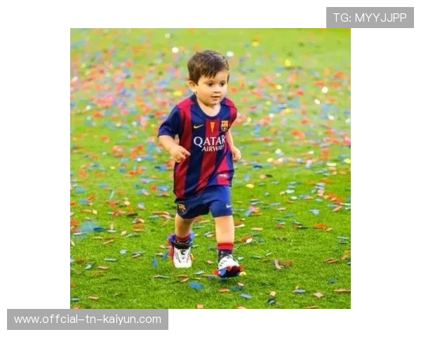 梅西儿子蒂亚戈生日穿巴萨球衣。，蒂亚戈梅西学走路